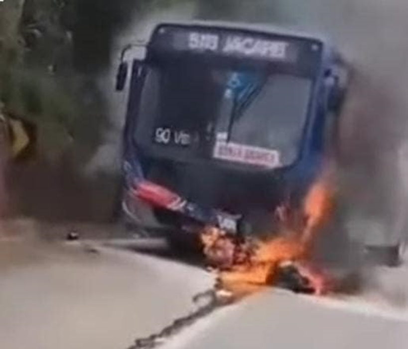 Homem morre em acidente entre motocicleta e ônibus em Jacareí