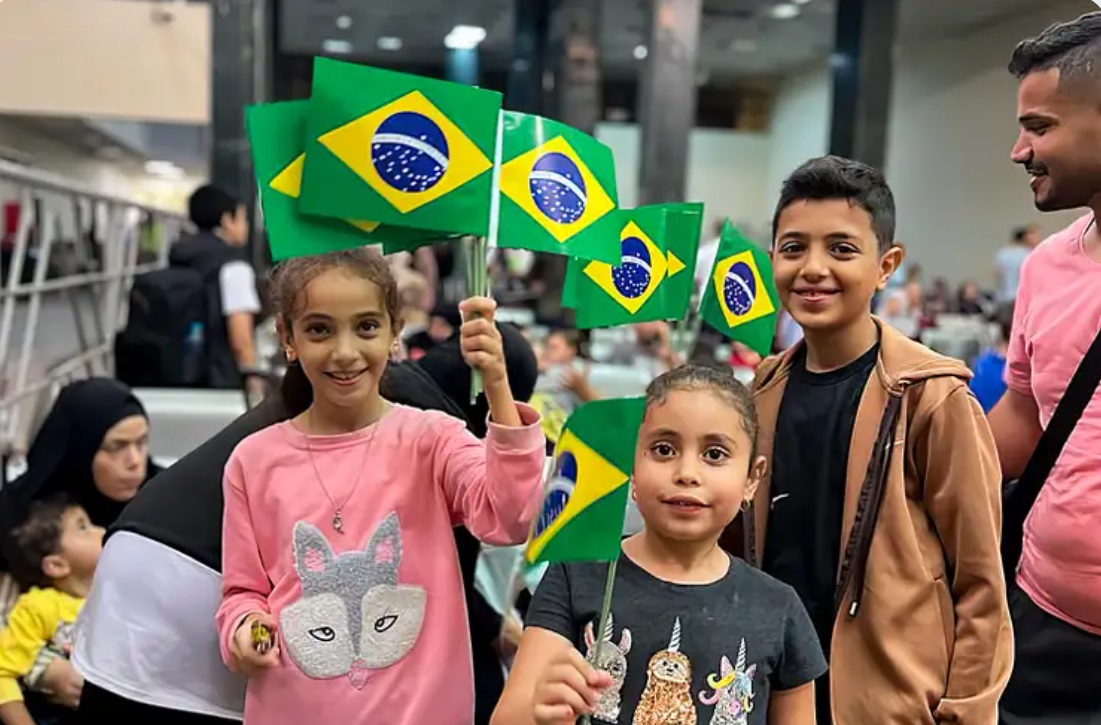brasileiro em Gaza, crianças segurando bandeiras do Brasil