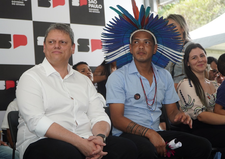 O governador Tarcísio de Freitas (Republicanos) e o cacique Cristiano Awa Kiririndju
