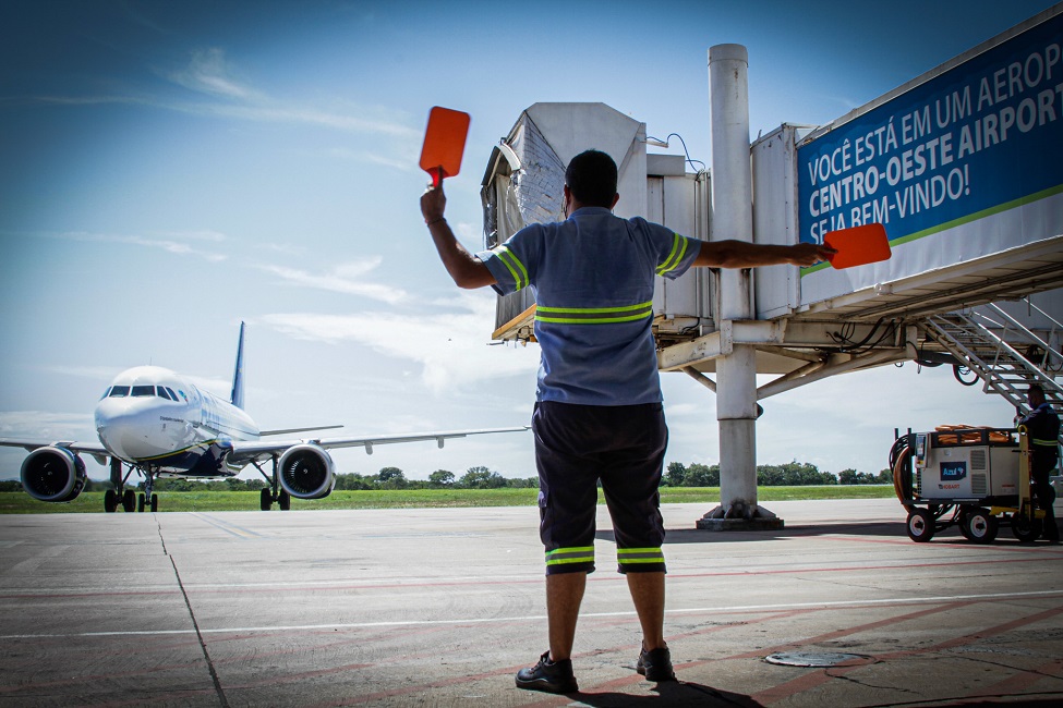 operador de tráfego de aeroporto de costas orientando piloto de avião. Olha o golpe! Criminosos usam programa de passagens aéreas Voa Brasil para aplicar fraudes