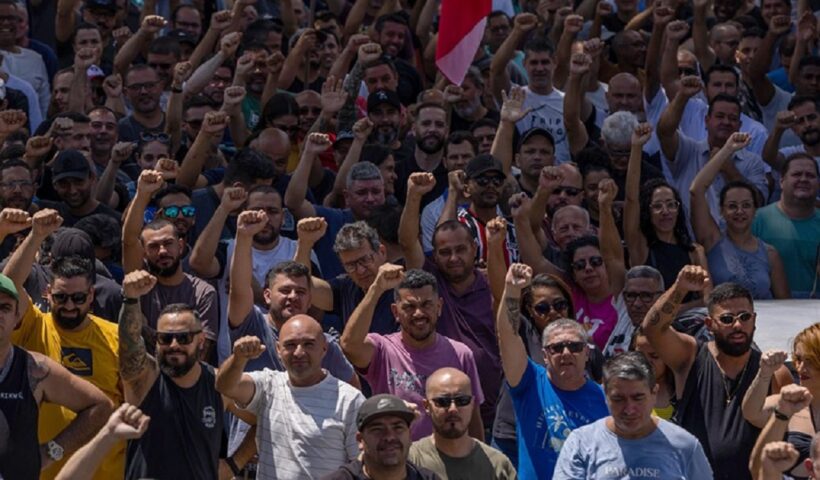 Trabalhadores da GM em ato contra demissões. Justiça do Trabalho determina reintegração de funcionários demitidos pela GM em São José dos Campos