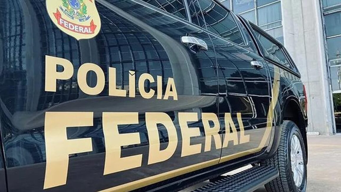 porta de viatura de Polícia Federal. PF prende duas pessoas ligadas ao Hezbollah no Brasil