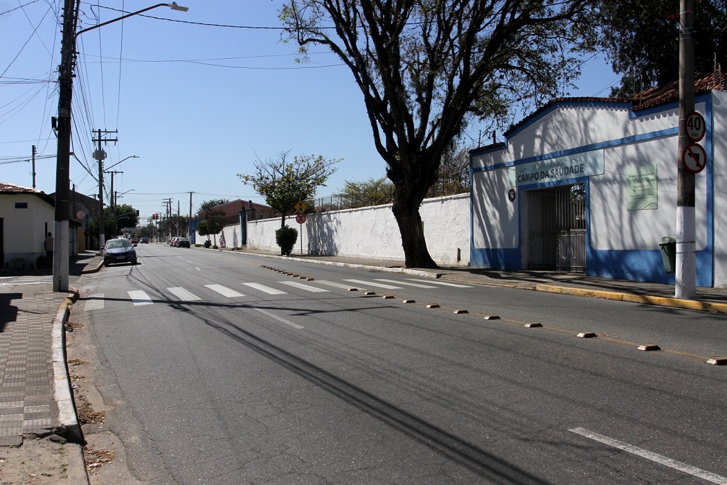 Fachada do Cemitério da Saudade, na Avenida Avareí, em Jacareí. Prefeitura de Jacareí faz alterações viárias no entorno dos cemitérios municipais, neste Dia de Finados
