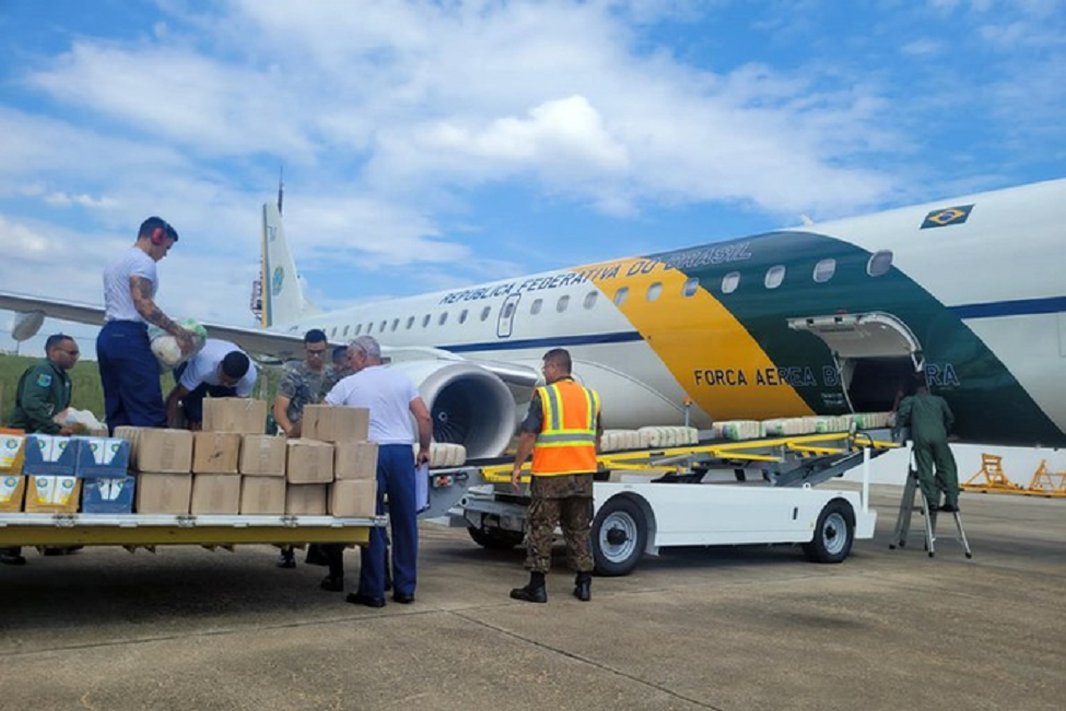 Avião presidencial no Egito sendo abastecido com insumos. Ele será usado para repatriar brasileiros que estão em Gaza.