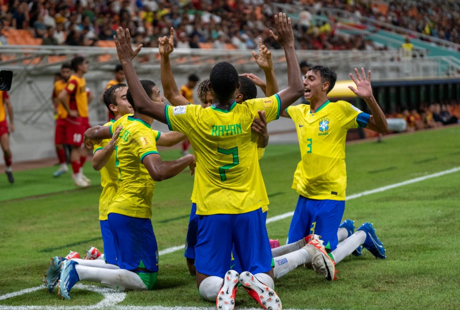jogadores brasileiros comemoram gol no mundial sub-17