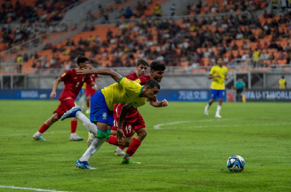 Jogadores do Iã e Brasil em disputa de bola . Irã surpreende e vence Brasil de virada no Mundial Sub-17