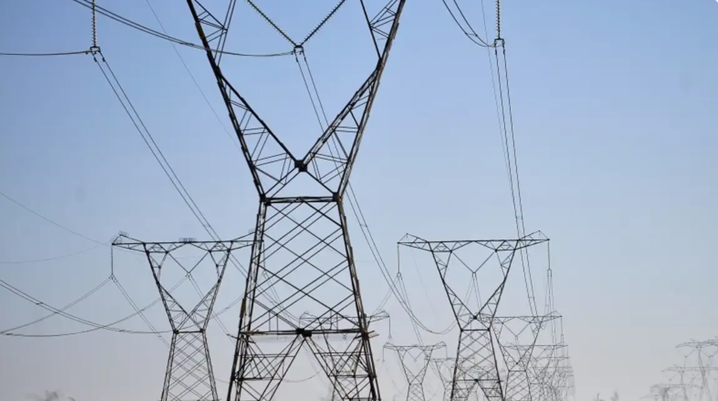 Torres de energia elétrica. Onda de calor: consumo de energia no Brasil bate recorde