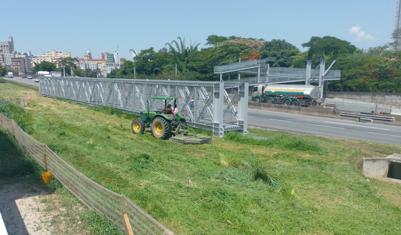passarela metálica às margens da via Dutra, em Aparecida. Via Dutra terá interdição total em Aparecida esta noite (17) para obra em passarela