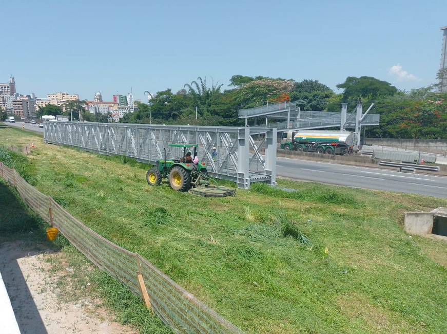 passarela metálica às margens da via Dutra, em Aparecida. Via Dutra terá interdição total em Aparecida esta noite (17) para obra em passarela