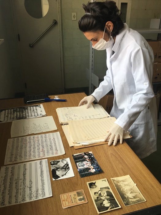 Dra Raquel Aranha cuida de documentos raros de música.
