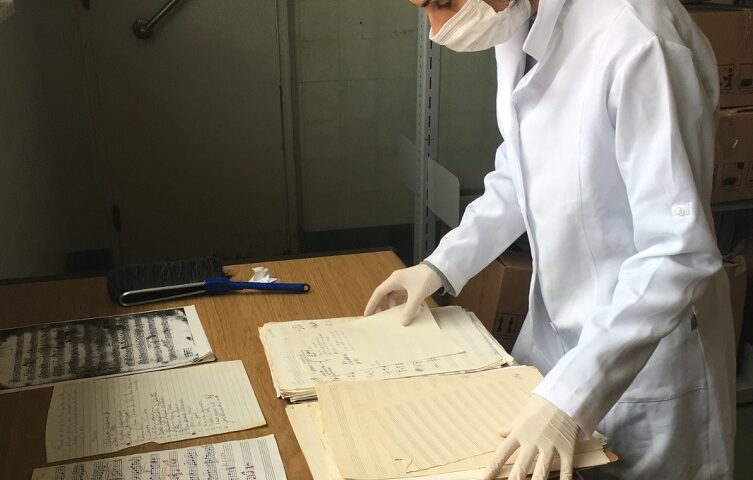 Dra Raquel Aranha cuida de documentos raros de música. Fórum online de São José dos Campos discute 'Salvaguarda de Patrimônio Musical'