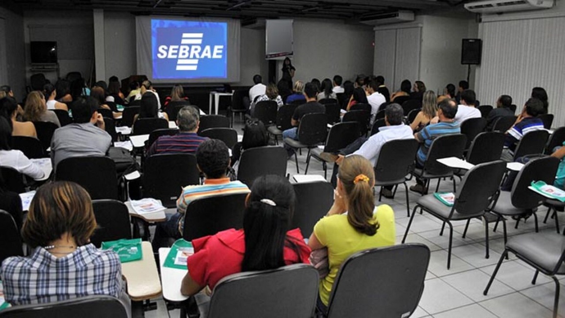 foto de sala de treinamento do Sebrae com participantes de costas olhando uma apresentação. Sebrae abre inscrições para curso de empreendedorismo em Guaratinguetá