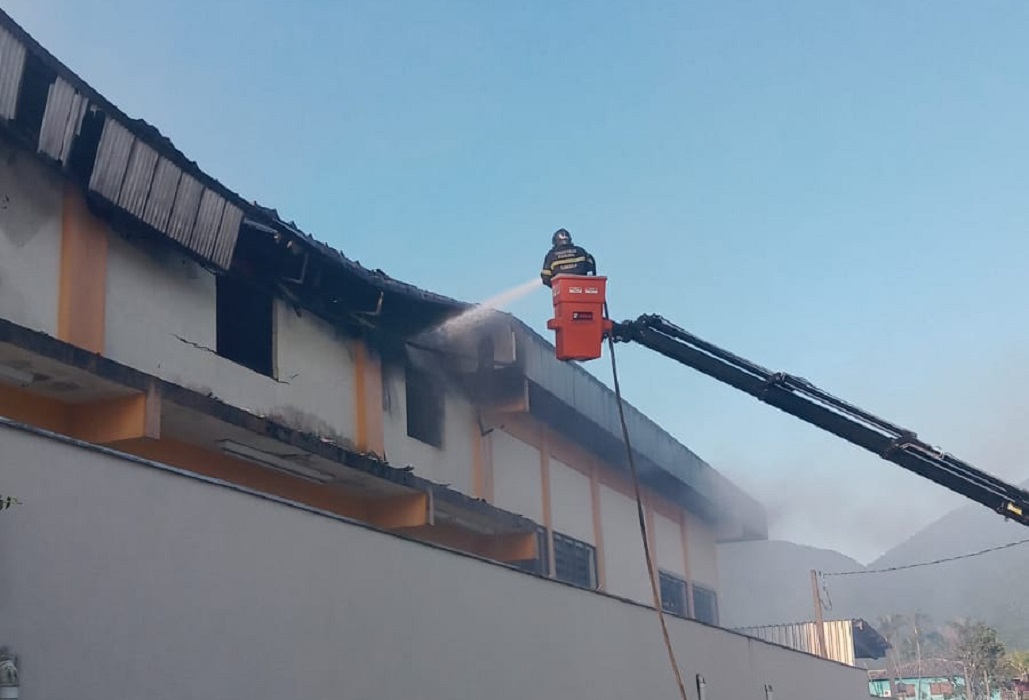 Supermercado pega fogo em Ilhabela