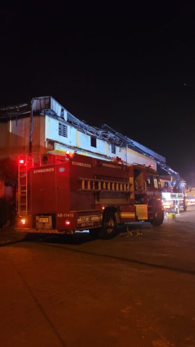 Supermercado pega fogo em Ilhabela