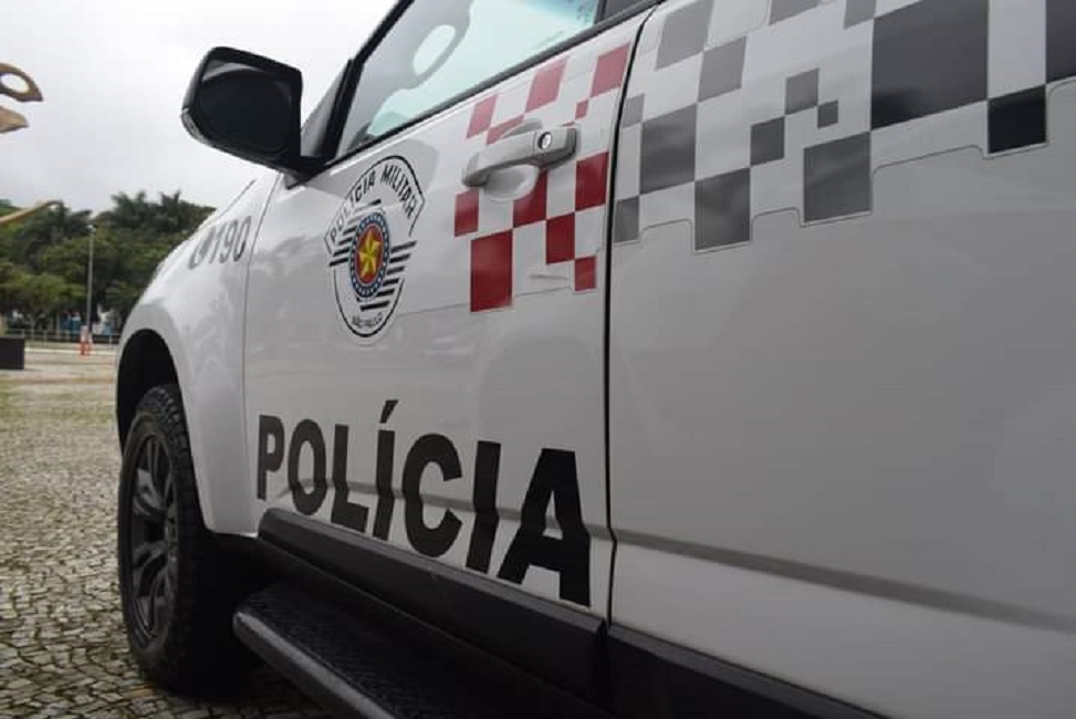 porta de viatura da PM. Mulher é agredida com socos e tem moto roubada pelo ex-namorado, em Ubatuba