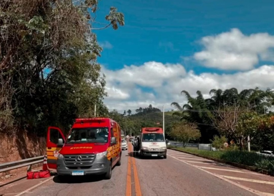 eQUIPE DO sAMU em rodovia para atendimento de urgência. Jovem morre e outro fica ferido em acidente na Oswaldo Cruz