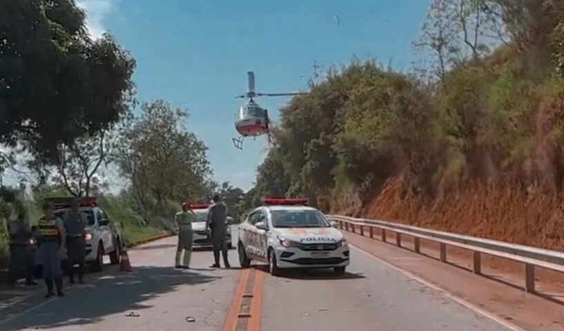 Helicóptero Água da PM pousa em rodovia para atendimento de urgência. Jovem morre e outro fica ferido em acidente na Oswaldo Cruz