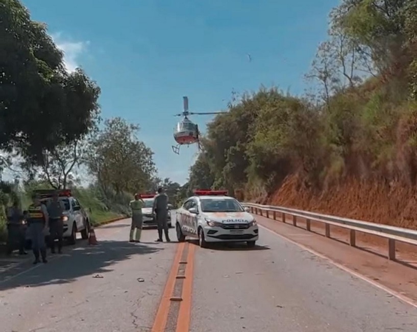 Helicóptero Água da PM pousa em rodovia para atendimento de urgência. Jovem morre e outro fica ferido em acidente na Oswaldo Cruz
