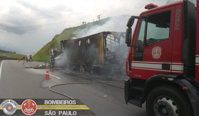Carreta pega fogo na Dutra, em Lavrinhas