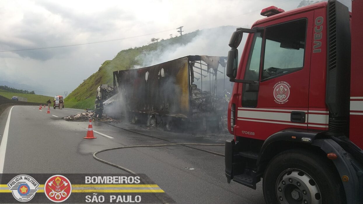 Carreta pega fogo na Dutra, em Lavrinhas