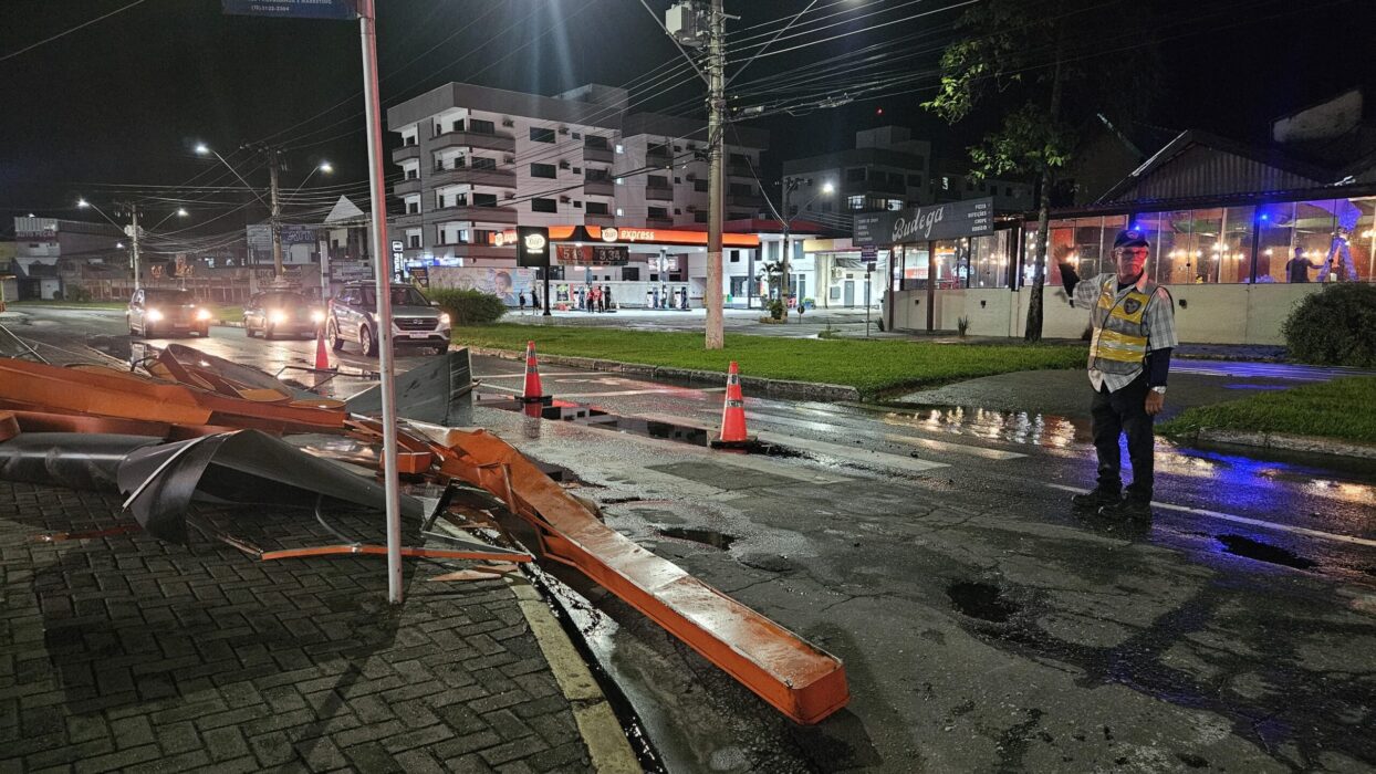 Letreiro de loja de construção desaba com a chuva em Guará