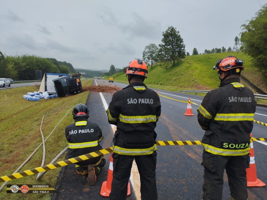 Carro bate em caminhão com material perigoso; três ficam feridos