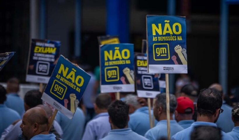 Funcionários da GM em greve levantam placas de protesto contra demissões. Reunião entre Sindicato e GM termina sem acordo mesmo com demissões canceladas; nova reunião acontece hoje (7)