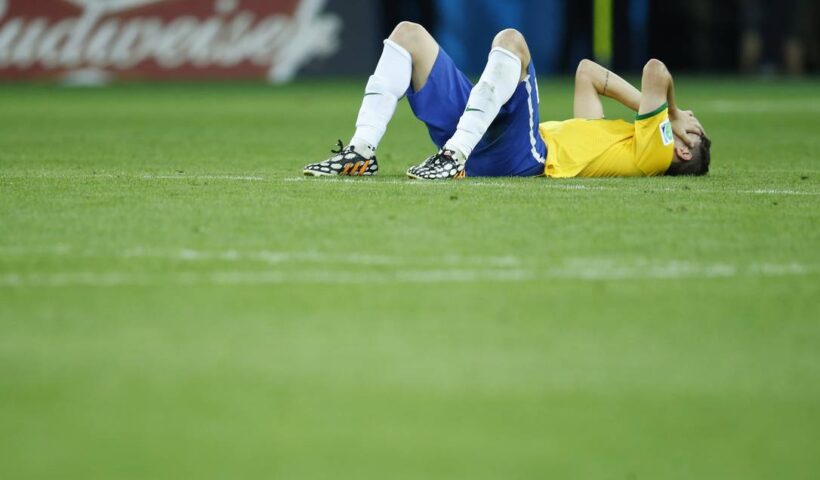 jogador brasileiro caído no gramado após o 7 a 1 sofrido contra a Alemanha na Copa de 2014