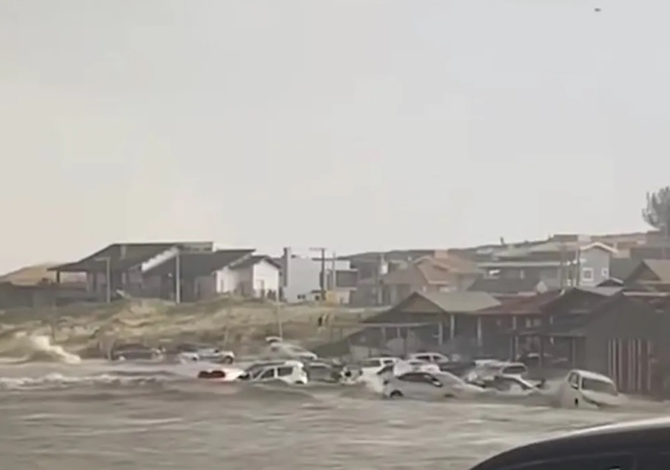 praia com tsunami meteorológico arrastando carros em praia de Santa Catarina