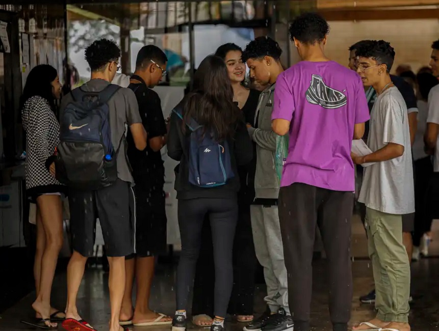 inscricoes-para-o-enem-2024-terminam-nesta-sexta-feira Jovens reunidos em escola.