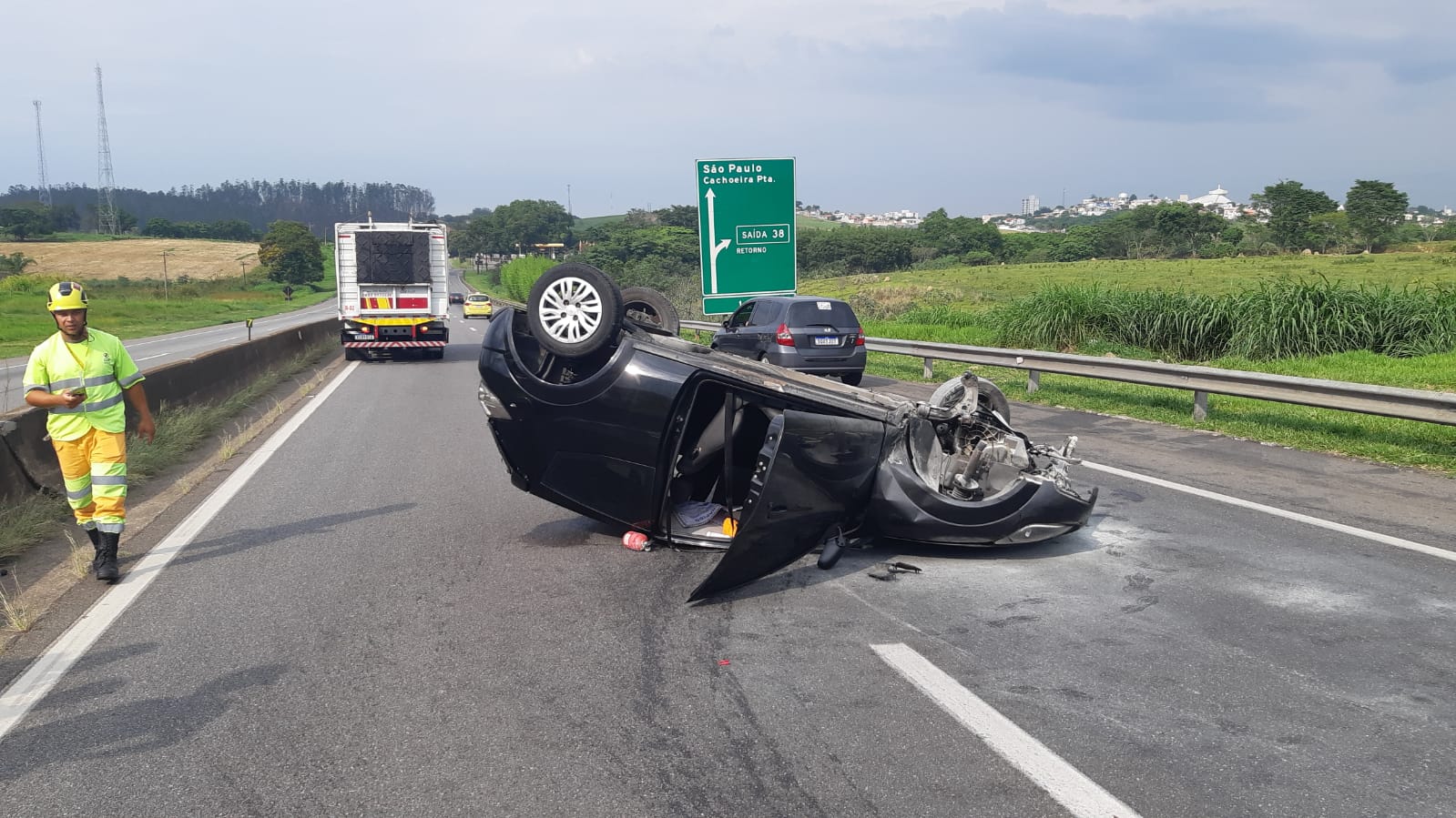 Acidente aconteceu no km 37 da Rodovia Presidente Dutra, em Cachoeira Paulista