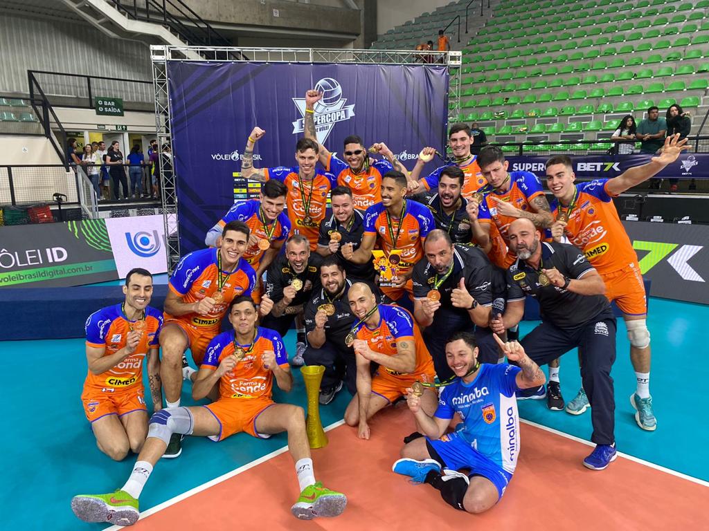 Jogadores do Vôlei São José comemoram título inédito da Supercopa em Belo Horizonte