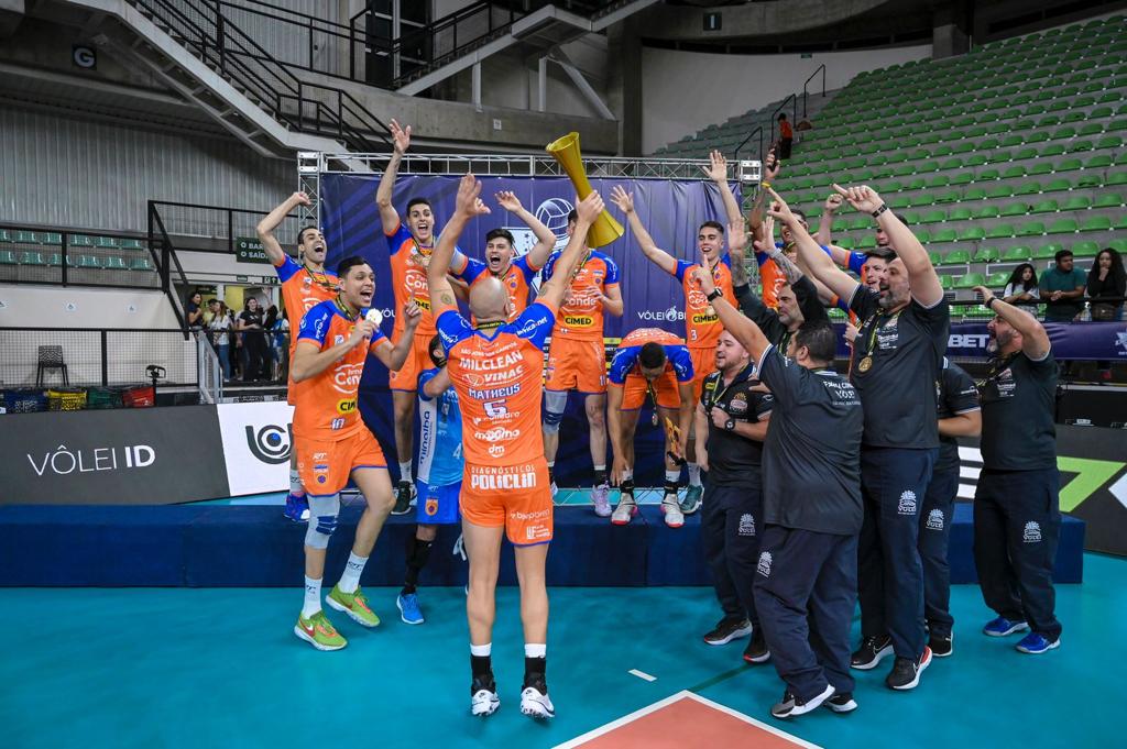 Jogadores do Vôlei São José levantam taça da Supercopa