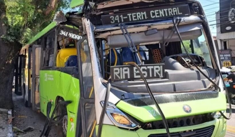 Ônibus bate em árvore e fere cinco pessoas no Monte Castelo, em São José