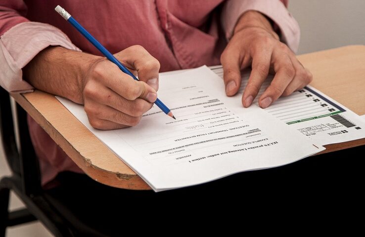 fazer-exame-ou-preenchimento-do-formulario-de-candidatura-a-uma-candidata. Governo de SP muda datas do Provão Paulista em razão de greve nos trens e metrô