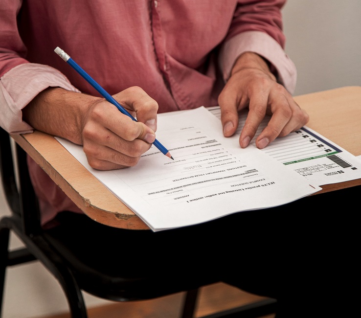 fazer-exame-ou-preenchimento-do-formulario-de-candidatura-a-uma-candidata. Governo de SP muda datas do Provão Paulista em razão de greve nos trens e metrô