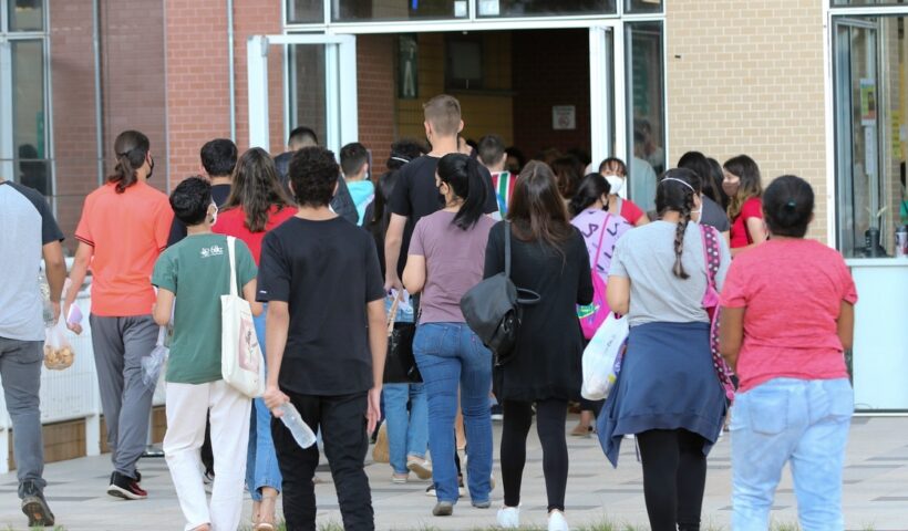 Estudantes universitários entrando em prédio de Universidade. Começa a renegociação de dívidas do Fies