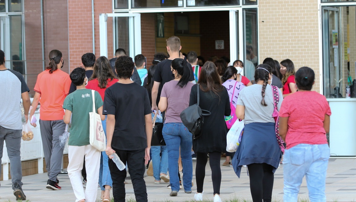 Estudantes universitários entrando em prédio de Universidade. Começa a renegociação de dívidas do Fies
