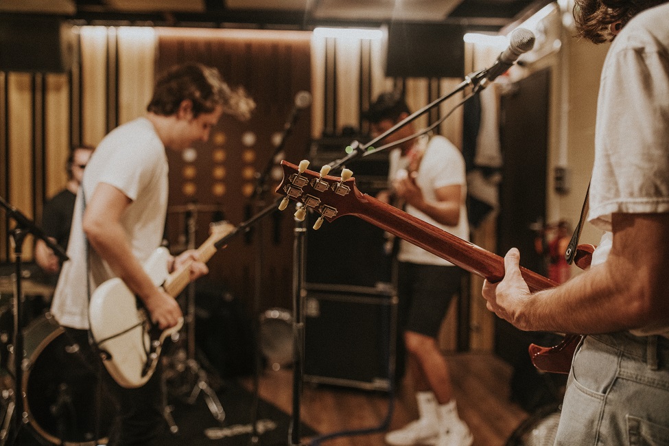 Músicos tocando em garagem