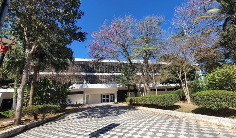 Foto da fachada da prefeitura de Jacareí. Termina nesta quinta-feira (16) prazo de inscrições para concurso público em Jacareí; Salários chegam a R$ 7,4 mil