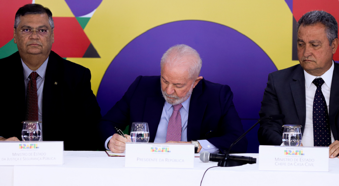 Lula anuncia decreto de GLO ao lado de ministros.