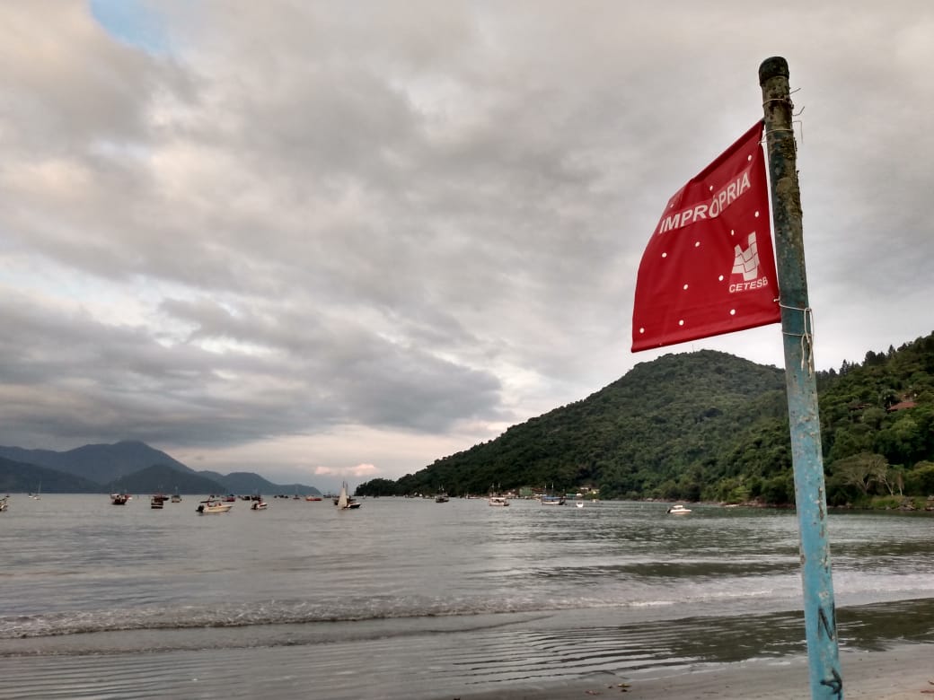 As praias do Litoral Norte não recomendadas para banho são sinalizadas com a bandeira vermelha da Cetesb. Foto: Renata Takahashi