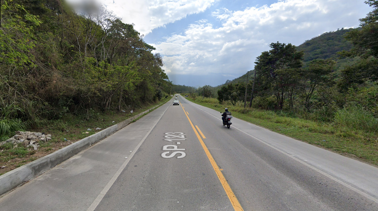 Foto de rodovia SP-123, do google street view. Jovem de 23 anos morre em acidente entre carro e moto na rodovia Floriano Rodrigues Pinheiro