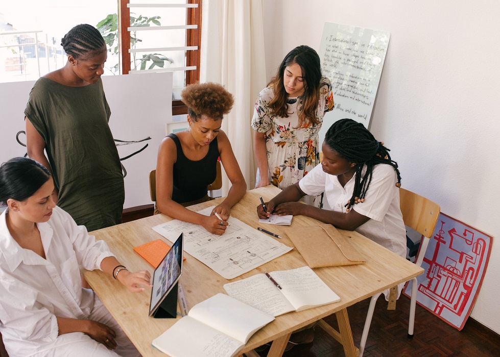 Mulheres empreendedoras em reunião. CBN Mercado de Trabalho: Dia do Empreendedorismo Feminino