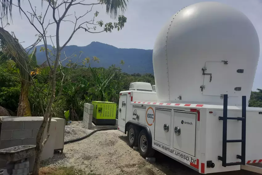 Radar meteorológico no Litoral Norte está instalado em uma torre de cinco metros de altura em Ilhabela. Foto: Divulgação