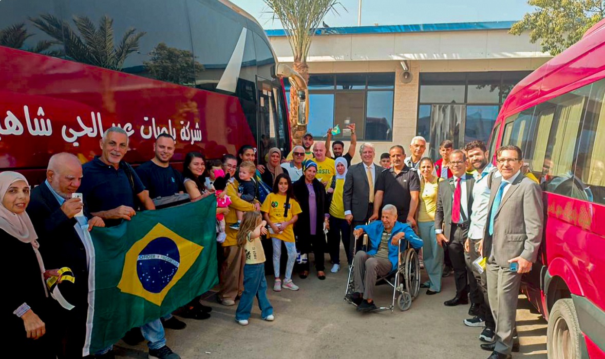 Grupo de brasileiros resgatados na Palestina.