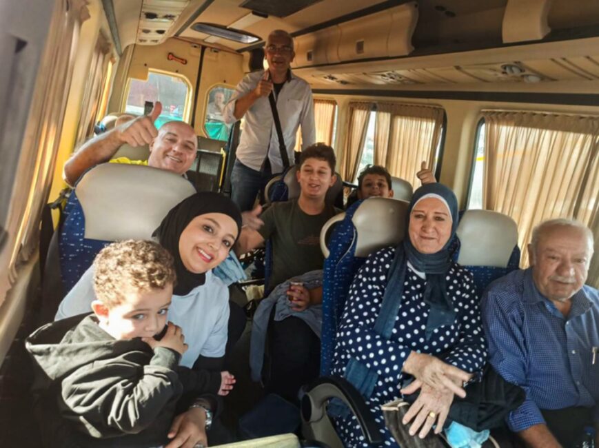Grupo de brasileiros resgatados na Palestina. 