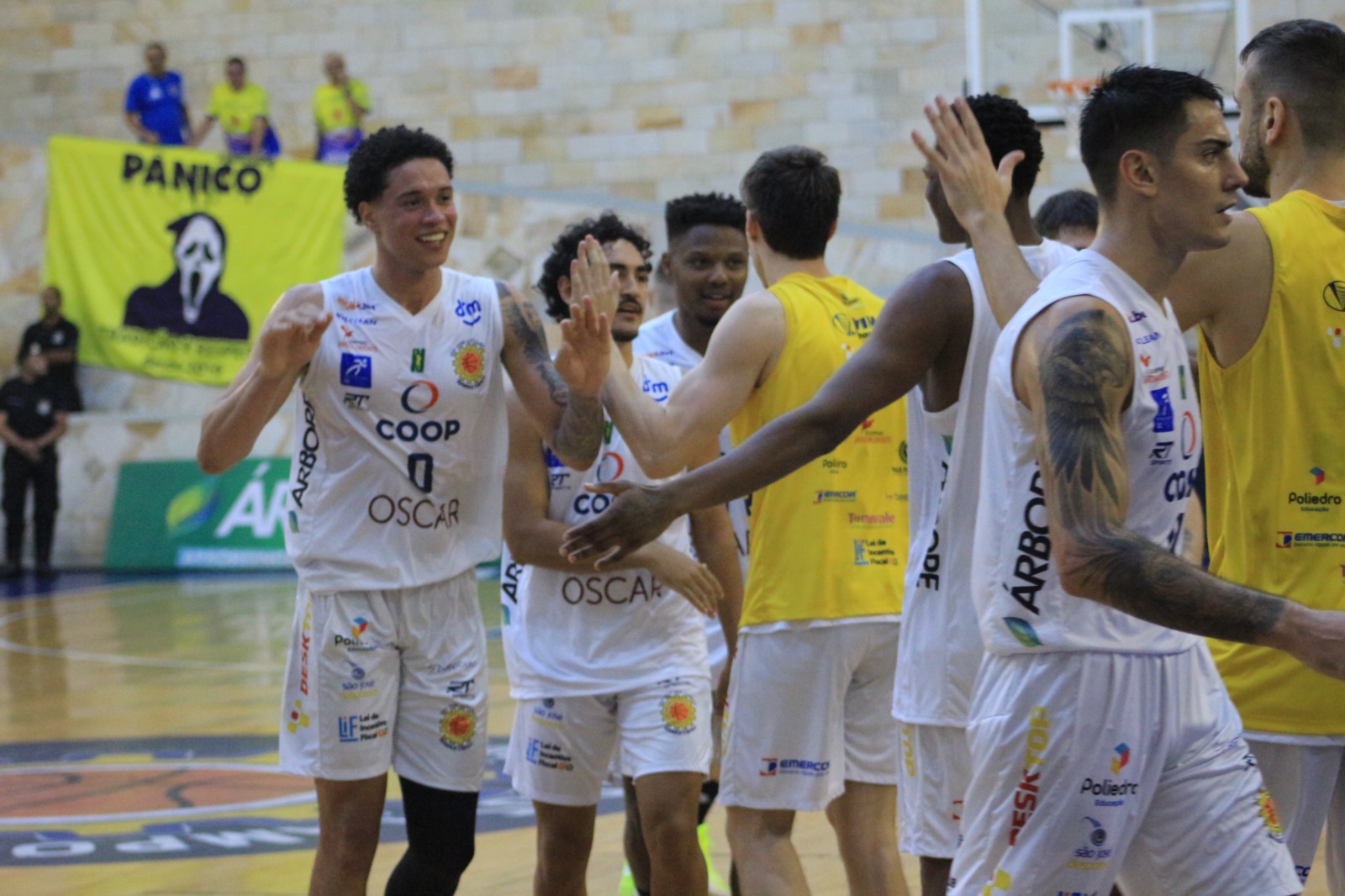 Jogadores do São José Basketball comemoram vitória importante sobre o Flamengo no ginásio Linneu de Moura. Foto: Léo Lenzi/Agência NTZ