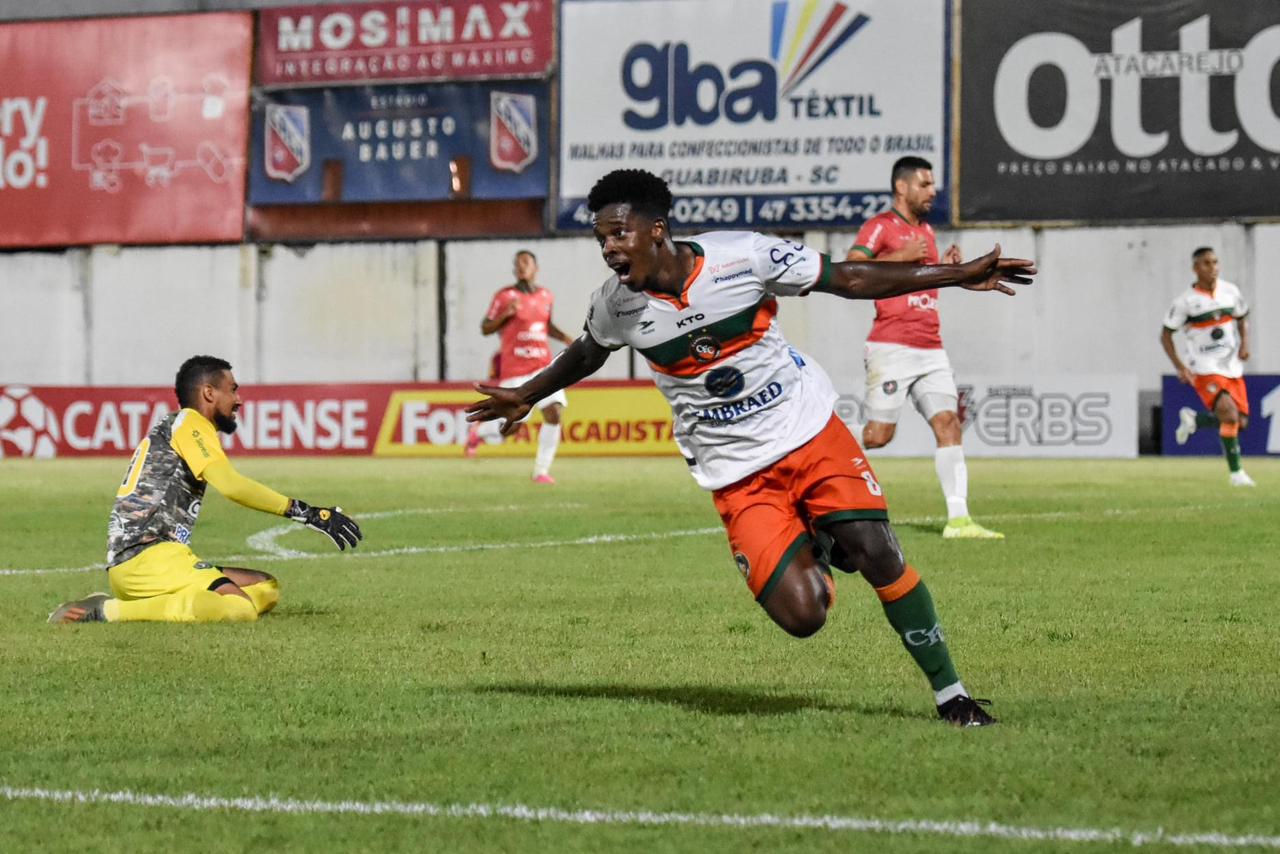 Volante Wagner Ballotelli em ação pelo Camboriú-SC
