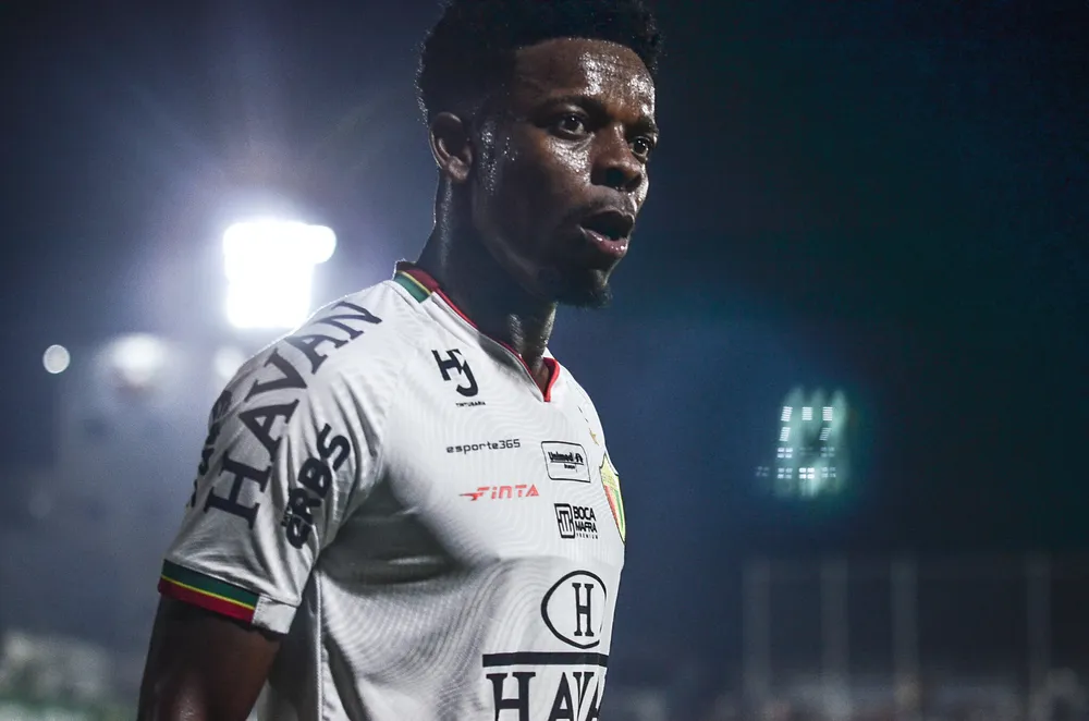 Volante Wagner Ballotelli atuou pelo Brusque-SC na Série B do Campeonato Brasileiro de 2022